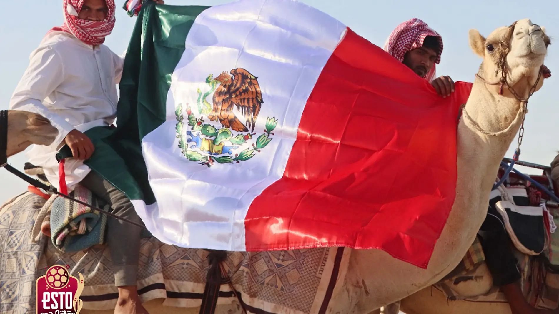 bandera mexicana en carrera de camellos en Qatar